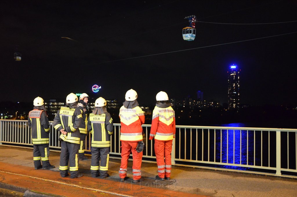 Einsatz BF Hoehenretter Koelner Seilbahn Hoehe Zoobruecke P2617.JPG